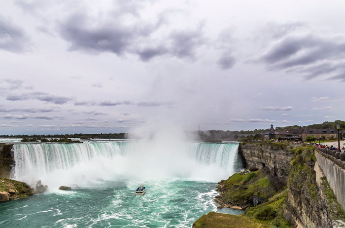 2 days | Escorted tour Niagara Falls & Outlets